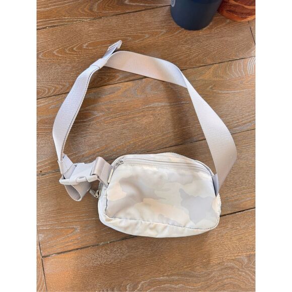 Lululemon Everywhere Belt Bag in Camo - Picture 6 of 10